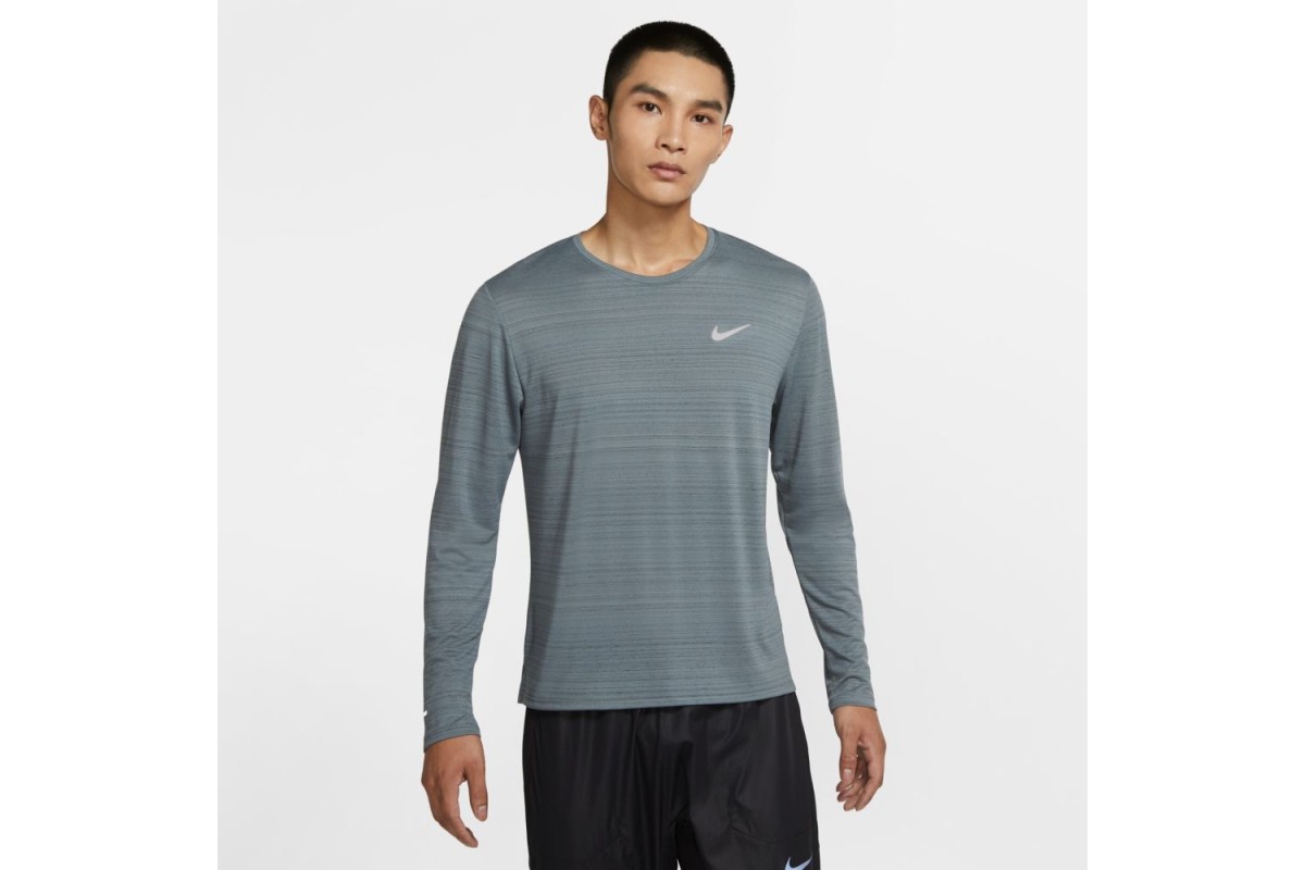 Layer up in the Nike Dri-FIT Miler Men's Long-Sleeve Running Top.  Sweat-wicking, breathable coverage helps you stay comfortable, while the  back mesh panel provides targeted ventilation. Dri-FIT technology helps you  stay dry,